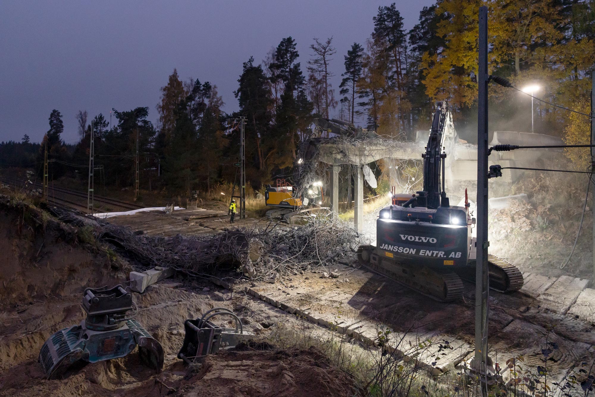 rivningav bro över järnväg i Ändebol